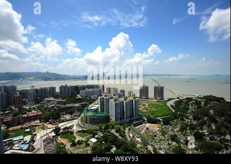 --FILE--Vista del casinò, case e edifici di appartamenti a Macau, Cina, 31 maggio 2013. Macao ridurrà il numero massimo di giorni che Foto Stock