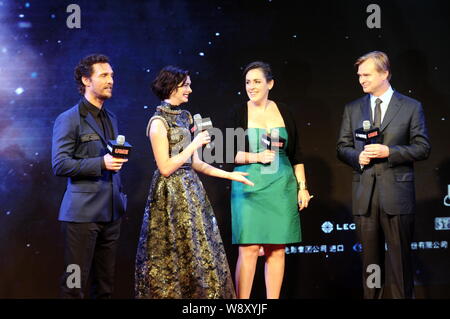 (Da sinistra) attore americano Matthew McConaughey, actrice americano Anne Hathaway, British film di produttori di Emma Thommas e British film del regista Christoph Foto Stock