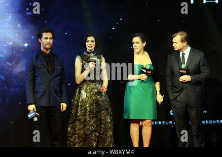 (Da sinistra) attore americano Matthew McConaughey, actrice americano Anne Hathaway, British film di produttori di Emma Thommas e British film del regista Christoph Foto Stock