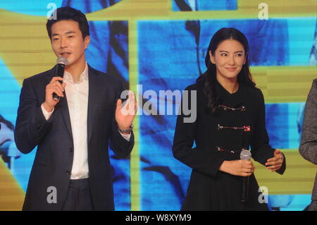 Attrice cinese Zhang Yuqi, destra, sorrisi come sud coreano attore Kwon Sang-woo, sinistra, parla nel corso di una conferenza stampa per contrassegnare il completamento di fi Foto Stock