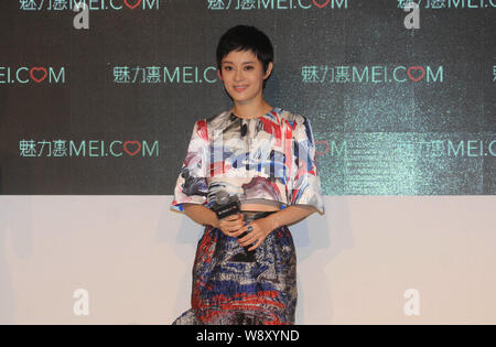 Attrice cinese Sun li pone durante un evento promozionale per il cinese online rivenditore di moda Mei.com in Cina a Shanghai, 3 settembre 2014. Foto Stock