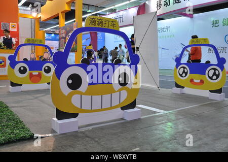 --FILE -- la gente visita lo stand della prenotazione taxi app Didi Dache di Tencent durante una mostra nella città di Shenyang, nordest Chinas provincia di Liaoning, 28 Foto Stock