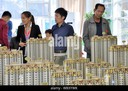 --FILE--cinese i homebuyers visualizza i modelli di alloggiamento in corrispondenza del centro di vendita di immobili residenziali progetto nella città di Rizhao, est della Cina di provincia di Shandong, 6 Foto Stock