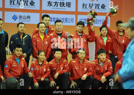 Chinese table tennis giocatori e allenatori pongono a una cerimonia di pensionamento nella città di Zhenjiang, est Chinas nella provincia di Zhejiang, 27 febbraio 2014. Un totale di 0 Foto Stock