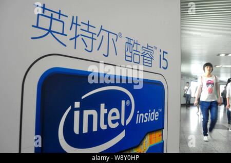 --FILE -- Un messaggio pubblicitario per la tecnologia di processore Intel Core i5 è visibile in corrispondenza di una stazione della metropolitana a Shanghai in Cina, il 25 maggio 2013. Noi chipmaker Intel sta sperando tabl cinese Foto Stock