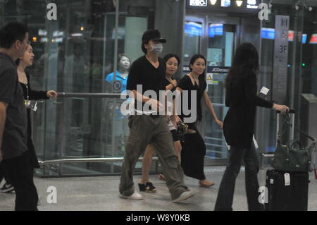 --FILE--Taiwanese cantante e attore Jerry Yan, centro, passeggiate in corrispondenza del terminale di Shanghai Hongqiao International Airport prima di lasciare Shanghai, Ch Foto Stock