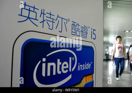 --FILE -- Un messaggio pubblicitario per la tecnologia di processore Intel Core i5 è visibile in corrispondenza di una stazione della metropolitana a Shanghai in Cina, il 25 maggio 2013. Star Wang è stato sorpreso la scorsa estate per ascoltare t Foto Stock