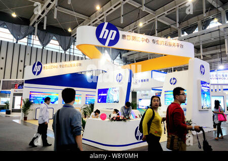 --FILE -- la gente visita lo stand di HP durante il IX Cina (Nanjing) Software internazionale e servizio informazioni Expo nella città di Nanjing East Chinas J Foto Stock