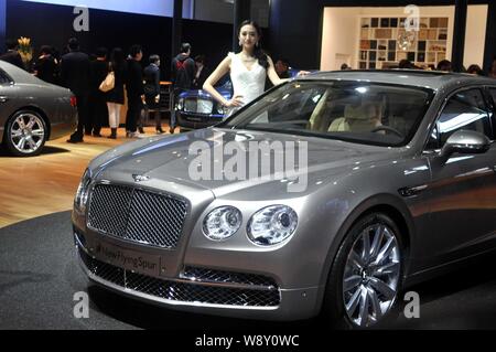 --FILE -- un modello pone con una Bentley Flying Spur durante il XV Shanghai industria automobilistica internazionale mostra, noto come auto Shanghai 2013, ho Foto Stock