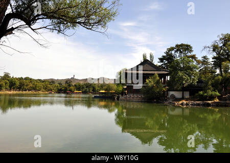 Vista di un padiglione da un lago in Chengde Mountain Resort nella città di Chengde, porcellane del nord nella provincia di Hebei, 23 settembre 2009. Foto Stock