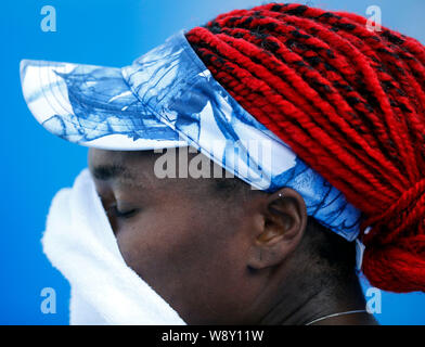 Venus Williams di gli Stati Uniti reagisce mentre la concorrenza nei confronti di Caroline Garcia della Francia durante il singolare femminile primo round del 2014 WTA Wu Foto Stock
