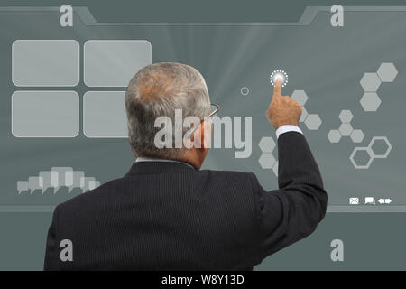 Uomo d'affari che utilizza un touch screen Foto Stock