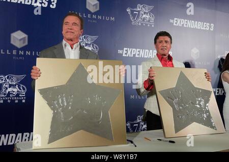 Attori americani Arnold Schwarzenegger, sinistra e Sylvester Stallone mostrano il loro handprints alla premiere del loro film, le parti soggette a usura 3, a Macao Foto Stock