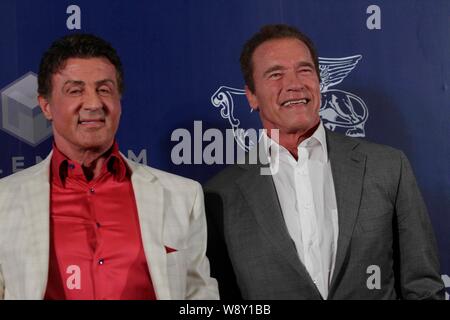 Attori americani Sylvester Stallone, sinistra e Arnold Schwarzenegger pongono alla premiere del loro film, le parti soggette a usura 3, Macau, Cina, 22 agosto Foto Stock