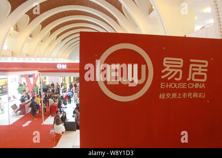 --FILE--I Homebuyers visitare lo stand di EJU (E-House Cina) durante la primavera di Shanghai Real Estate Trade Fair 2013 a Shanghai in Cina, 17 marzo 2013. Foto Stock