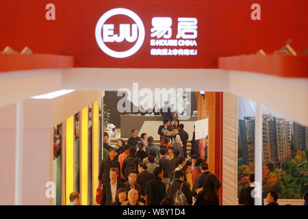 --FILE--I Homebuyers visitare lo stand di EJU (E-House Cina) durante la primavera di Shanghai Real Estate Trade Fair 2013 a Shanghai in Cina, 17 marzo 2013. Foto Stock