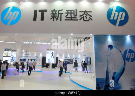 --FILE -- la gente visita lo stand di HP durante il primo in Cina (Shanghai) International Technology fiera in Cina a Shanghai, 11 maggio 2013. Hewlett-Packard Foto Stock