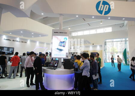 --FILE -- la gente visita lo stand di HP durante il primo in Cina (Shanghai) International Technology fiera in Cina a Shanghai, 11 maggio 2013. Hewlett Packard Foto Stock