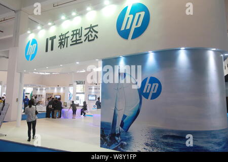 --FILE -- la gente visita lo stand di HP durante il primo in Cina (Shanghai) International Technology fiera in Cina a Shanghai, 11 maggio 2013. Hewlett Packard Foto Stock