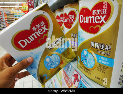 --FILE--un cliente negozi per una stecca di Dumex baby formula di Danone in un supermercato a Yichang city, porcellane centrale provincia di Hubei, 5 agosto 2013. Foto Stock