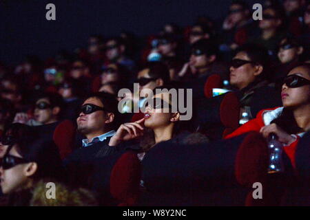 --FILE--filmgoers cinesi indossando occhiali 3D per guardare un film in un cinema della città di Shijiazhuang, porcellane del nord nella provincia di Hebei, 24 novembre 2013. Worldwid Foto Stock