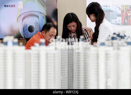 --FILE--cinese i homebuyers visualizza i modelli di alloggiamento di una proprietà residenziale di progetto a una fiera immobiliare in città Huaian, est cinese della provincia di Jiangsu, Foto Stock