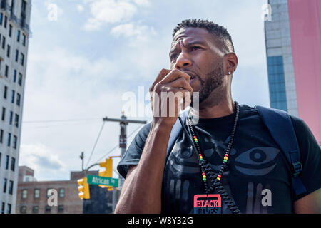 New York Public avvocato Jumaane Williams - New York residenti, attivisti, organizzatori di comunità e i funzionari eletti terrà un rally a Adam Clayton Powell Jr Ufficio statale edificio su 11 Agosto 2019 prima di imbarcarsi su un marzo, che si ferma a Frederick Douglas cerchio, Museo di Storia Naturale, Columbus Circle e culminano in Trump Tower; di emettere un avvertimento alla città e ai funzionari dello Stato per affrontare problemi annosi del disinvestimento pubblico, il razzismo istituzionale e la criminalizzazione della povertà. (Foto di Erik McGregor/Pacific Stampa) Foto Stock