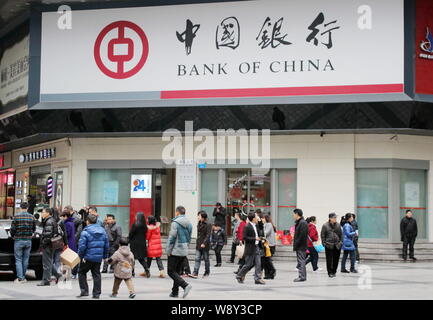 --FILE--pedoni a piedi passato una filiale della Banca di Cina (BOC) a Chongqing Cina, 14 dicembre 2013. La Banca della Cina hanno firmato un accordo per UL Foto Stock