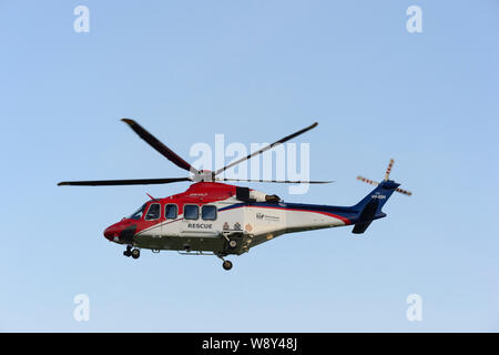 AgustaWestland AW139 Governo del Queensland Salvataggio in elicottero in volo, Cairns, estremo Nord Queensland, FNQ, QLD, Australia Foto Stock