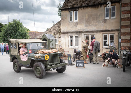 Lacock, Wiltshire, Regno Unito. 11 agosto 2019. Nonostante il meteo unseasonal centinaia di persone frequentano il veicolo militare e rievocazione Show a Lacock Foto Stock