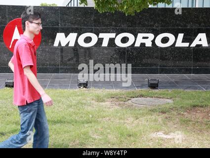 --FILE--un uomo cinese passeggiate passato Nanjing R&D Center di Motorola Mobility nella città di Nanjing East Chinas provincia dello Jiangsu, 23 agosto 2012. Lenovo G Foto Stock