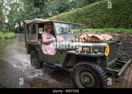 Lacock, Wiltshire, Regno Unito. 11 agosto 2019. Nonostante il meteo unseasonal centinaia di persone frequentano il veicolo militare e rievocazione Show a Lacock Foto Stock