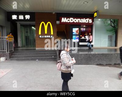 --FILE--A passeggiate a piedi passato un McDonald un fast food ristorante a Chongqing Cina, 1 novembre 2012. McDonald's Corp - che non ha dato in Foto Stock