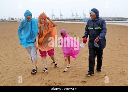 L Hebei, Hebei, Cina. 12 Ago, 2019. L Hebei, CINA-per giorni, colpite dal tifone lekima, Qinhuangdao city, nella provincia di Hebei haigang district golden bay da sogno in una linea di dipendenti dell'organizzazione ac per prendere parte a controllo di inondazione e di soccorso in caso di catastrofe lavori connessi e pronti a controllo di inondazione e sacchi di sabbia, giacche, pale e altro controllo di inondazione e forniture, area di notifica business, mercanti controllo di inondazione e prepararsi ad essere pronto per il pericolo. Credito: SIPA Asia/ZUMA filo/Alamy Live News Foto Stock