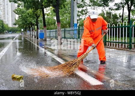 L Hebei, Hebei, Cina. 12 Ago, 2019. L Hebei, CINA-per giorni, colpite dal tifone lekima, Qinhuangdao city, nella provincia di Hebei haigang district golden bay da sogno in una linea di dipendenti dell'organizzazione ac per prendere parte a controllo di inondazione e di soccorso in caso di catastrofe lavori connessi e pronti a controllo di inondazione e sacchi di sabbia, giacche, pale e altro controllo di inondazione e forniture, area di notifica business, mercanti controllo di inondazione e prepararsi ad essere pronto per il pericolo. Credito: SIPA Asia/ZUMA filo/Alamy Live News Foto Stock