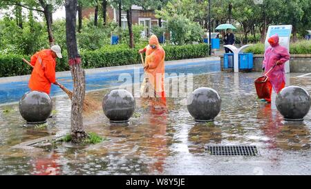 L Hebei, Hebei, Cina. 12 Ago, 2019. L Hebei, CINA-per giorni, colpite dal tifone lekima, Qinhuangdao city, nella provincia di Hebei haigang district golden bay da sogno in una linea di dipendenti dell'organizzazione ac per prendere parte a controllo di inondazione e di soccorso in caso di catastrofe lavori connessi e pronti a controllo di inondazione e sacchi di sabbia, giacche, pale e altro controllo di inondazione e forniture, area di notifica business, mercanti controllo di inondazione e prepararsi ad essere pronto per il pericolo. Credito: SIPA Asia/ZUMA filo/Alamy Live News Foto Stock