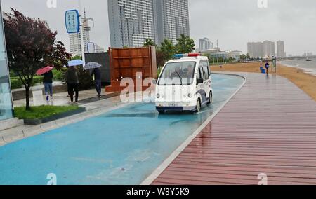 L Hebei, Hebei, Cina. 12 Ago, 2019. L Hebei, CINA-per giorni, colpite dal tifone lekima, Qinhuangdao city, nella provincia di Hebei haigang district golden bay da sogno in una linea di dipendenti dell'organizzazione ac per prendere parte a controllo di inondazione e di soccorso in caso di catastrofe lavori connessi e pronti a controllo di inondazione e sacchi di sabbia, giacche, pale e altro controllo di inondazione e forniture, area di notifica business, mercanti controllo di inondazione e prepararsi ad essere pronto per il pericolo. Credito: SIPA Asia/ZUMA filo/Alamy Live News Foto Stock