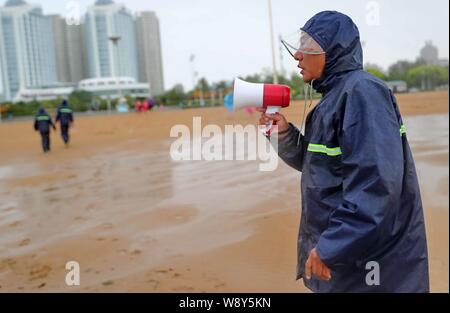 L Hebei, Hebei, Cina. 12 Ago, 2019. L Hebei, CINA-per giorni, colpite dal tifone lekima, Qinhuangdao city, nella provincia di Hebei haigang district golden bay da sogno in una linea di dipendenti dell'organizzazione ac per prendere parte a controllo di inondazione e di soccorso in caso di catastrofe lavori connessi e pronti a controllo di inondazione e sacchi di sabbia, giacche, pale e altro controllo di inondazione e forniture, area di notifica business, mercanti controllo di inondazione e prepararsi ad essere pronto per il pericolo. Credito: SIPA Asia/ZUMA filo/Alamy Live News Foto Stock