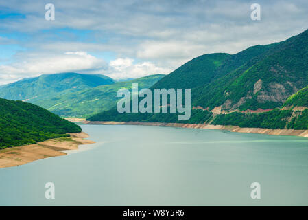 Il pittoresco paesaggio del Caucaso, Georgia montagne e il fiume Foto Stock