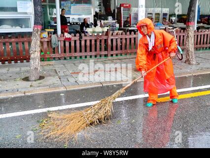 L Hebei, Hebei, Cina. 12 Ago, 2019. L Hebei, CINA-per giorni, colpite dal tifone lekima, Qinhuangdao city, nella provincia di Hebei haigang district golden bay da sogno in una linea di dipendenti dell'organizzazione ac per prendere parte a controllo di inondazione e di soccorso in caso di catastrofe lavori connessi e pronti a controllo di inondazione e sacchi di sabbia, giacche, pale e altro controllo di inondazione e forniture, area di notifica business, mercanti controllo di inondazione e prepararsi ad essere pronto per il pericolo. Credito: SIPA Asia/ZUMA filo/Alamy Live News Foto Stock