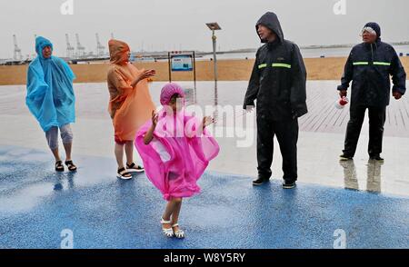 L Hebei, Hebei, Cina. 12 Ago, 2019. L Hebei, CINA-per giorni, colpite dal tifone lekima, Qinhuangdao city, nella provincia di Hebei haigang district golden bay da sogno in una linea di dipendenti dell'organizzazione ac per prendere parte a controllo di inondazione e di soccorso in caso di catastrofe lavori connessi e pronti a controllo di inondazione e sacchi di sabbia, giacche, pale e altro controllo di inondazione e forniture, area di notifica business, mercanti controllo di inondazione e prepararsi ad essere pronto per il pericolo. Credito: SIPA Asia/ZUMA filo/Alamy Live News Foto Stock