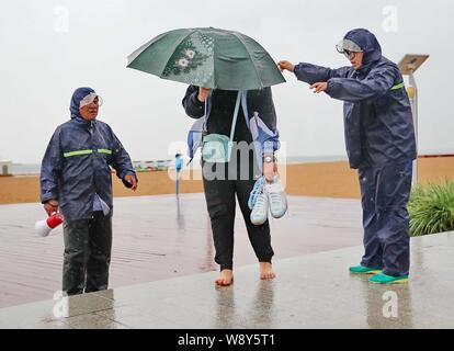 L Hebei, Hebei, Cina. 12 Ago, 2019. L Hebei, CINA-per giorni, colpite dal tifone lekima, Qinhuangdao city, nella provincia di Hebei haigang district golden bay da sogno in una linea di dipendenti dell'organizzazione ac per prendere parte a controllo di inondazione e di soccorso in caso di catastrofe lavori connessi e pronti a controllo di inondazione e sacchi di sabbia, giacche, pale e altro controllo di inondazione e forniture, area di notifica business, mercanti controllo di inondazione e prepararsi ad essere pronto per il pericolo. Credito: SIPA Asia/ZUMA filo/Alamy Live News Foto Stock