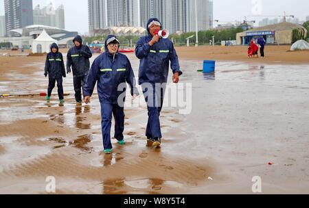 L Hebei, Hebei, Cina. 12 Ago, 2019. L Hebei, CINA-per giorni, colpite dal tifone lekima, Qinhuangdao city, nella provincia di Hebei haigang district golden bay da sogno in una linea di dipendenti dell'organizzazione ac per prendere parte a controllo di inondazione e di soccorso in caso di catastrofe lavori connessi e pronti a controllo di inondazione e sacchi di sabbia, giacche, pale e altro controllo di inondazione e forniture, area di notifica business, mercanti controllo di inondazione e prepararsi ad essere pronto per il pericolo. Credito: SIPA Asia/ZUMA filo/Alamy Live News Foto Stock