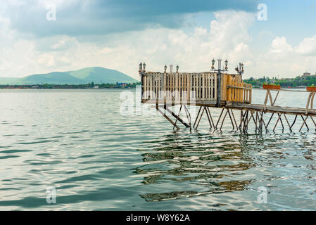 Autentico molo in legno sul Lago Sevan, paesaggio armeno Foto Stock