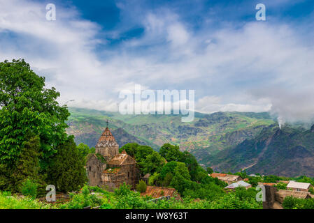 Cristiano antico monastero di Sanahin - un punto di riferimento di Armenia contro lo sfondo delle montagne bellissime Foto Stock