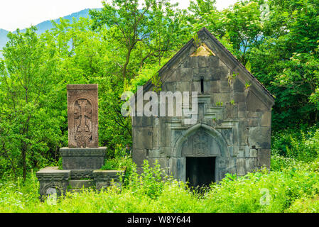 Vista della cripta e pietra scolpita khachkar vicino al monastero di Sanahin in Armenia Foto Stock