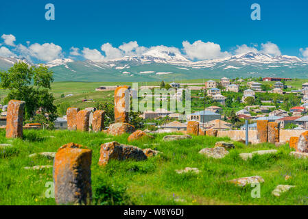 Vecchio Cimitero armeno Noratus con antichi khachkars sullo sfondo delle bellissime montagne Foto Stock