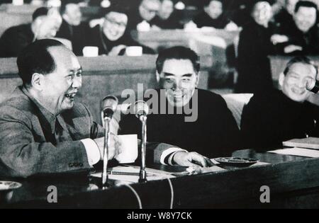 Questa immagine mostra una foto di Mao Zedong, sinistra, padre fondatore della Cina e Zhou Enlai, centro primo Premier della Cina, ridere durante una riunione in B Foto Stock
