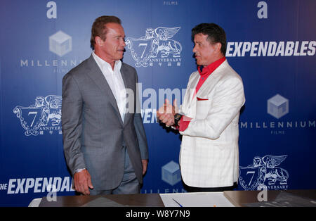 Attori americani Arnold Schwarzenegger, sinistra e Sylvester Stallone parla alla premiere del loro film, le parti soggette a usura 3, Macau, Cina, 22 agosto Foto Stock