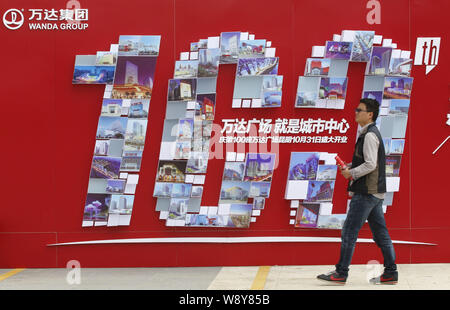 --FILE--A passeggiate a piedi passato un annuncio di Wanda Gruppo nella città di Kunming, southwest Chinas nella provincia dello Yunnan, 31 ottobre 2014. Della Cina di dal Foto Stock